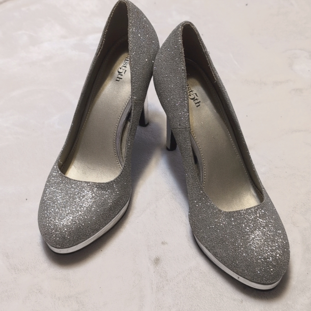 Glamorous sparkly heels 👠